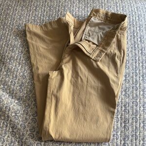 Vineyard Vines Boys lightweight performance pants.